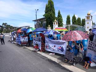 Ratusan imigran Afghanistan kembali menggelar unjuk rasa di depan Kantor Gubernur Riau